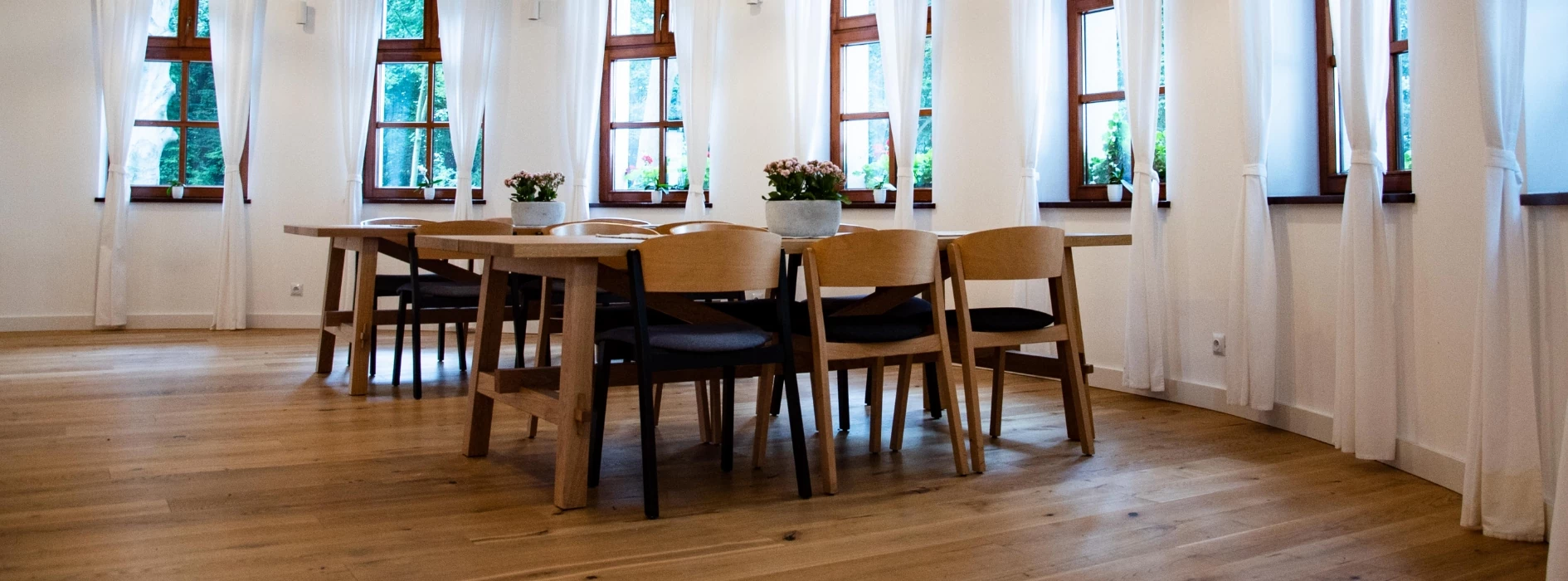 jadalnia salon z drewnianymi stołami